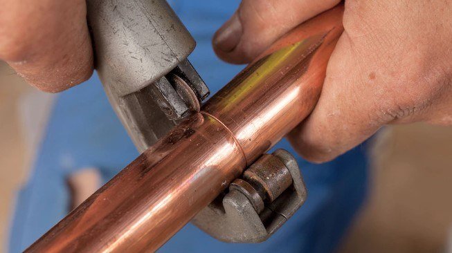 herramienta cortando tubo de cobre