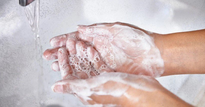 Manos lavándose sin agua dura por hacer mantenimiento descalcificadores