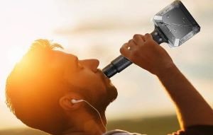 chico bebiendo agua-blanda de una botella en forma de martillo que representa el agua dura